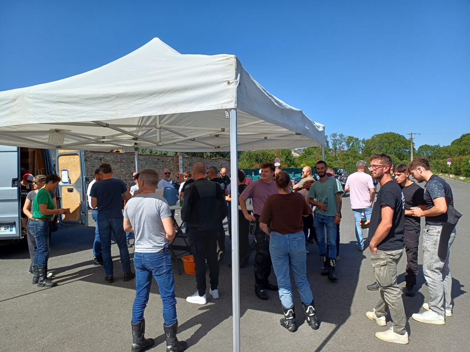 Motards du Moto Club Vergéal sous le barnum lors de la balade de Torcé