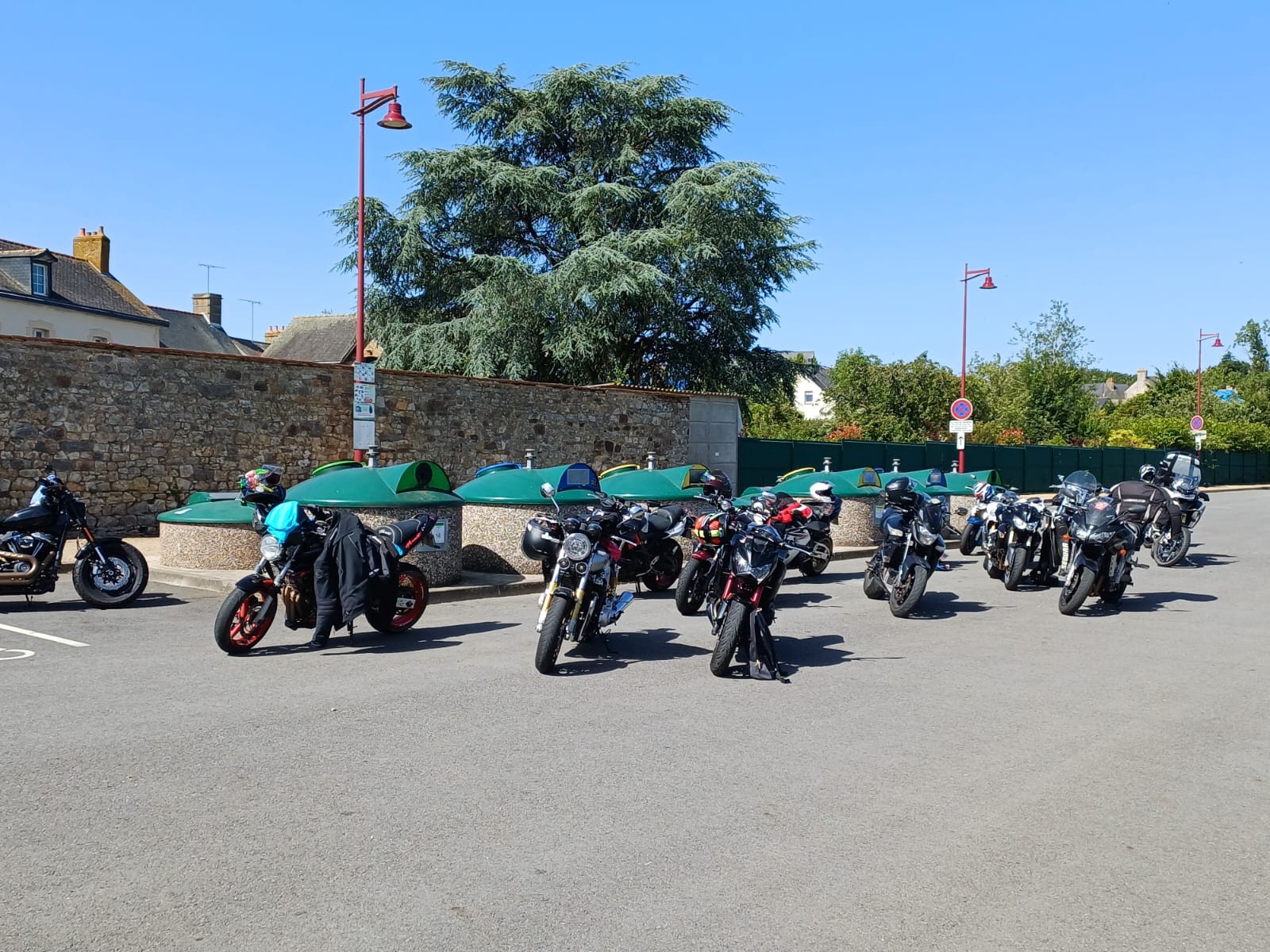 Motos du Moto Club Vergéal alignées à Torcé, Ille-et-Vilaine